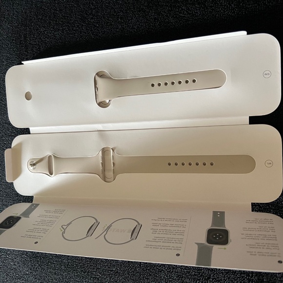 Apple Watch Silcone Sports Band 45mm With Stainless Steel Pin - Authentic - Picture 2 of 3